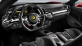 Interior da Ferrari 458 Italia vermelha.