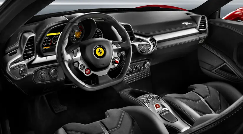 Interior da Ferrari 458 Italia vermelha.