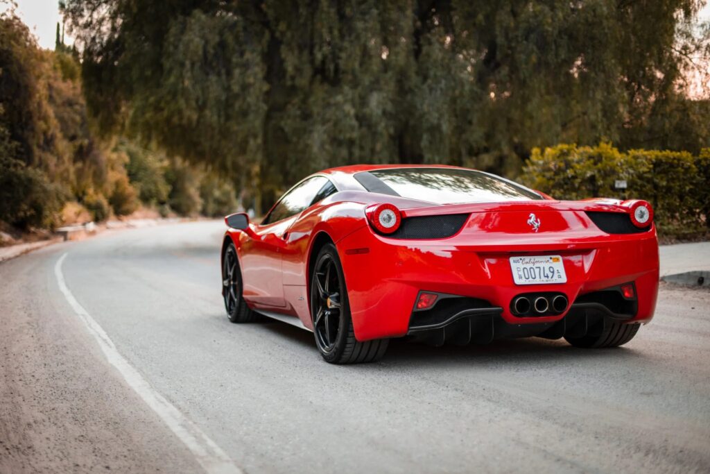 Traseira da Ferrari 458 Italia vermelha.