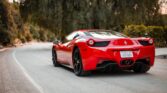 Traseira da Ferrari 458 Italia vermelha.