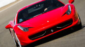 Frente da Ferrari 458 Italia vermelha.